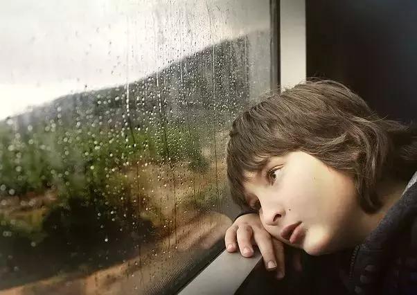 孩子脾氣火爆，是因?yàn)槿狈φ_表達(dá)情緒的能力