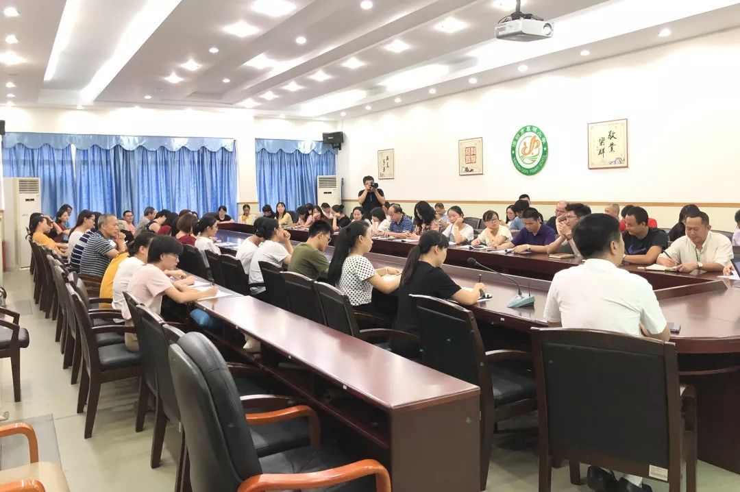 家校溝通中老師應(yīng)該起到什么作用？