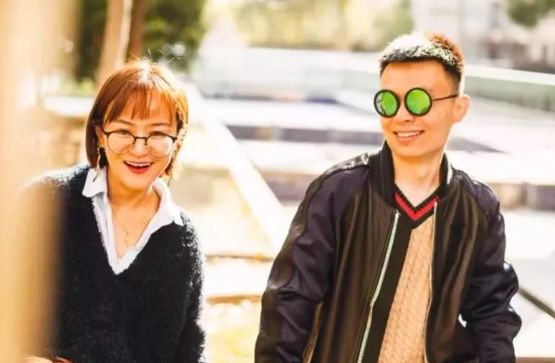 把丈夫當(dāng)成上鋪兄弟，把日子過成段子，這個女人火了