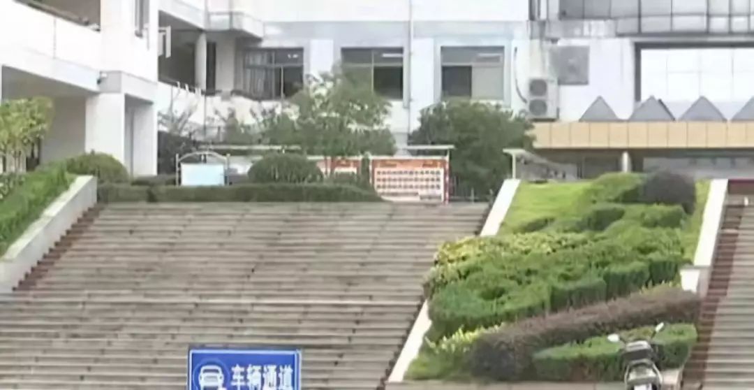 8歲被媽媽扒光，全車人圍觀拍照，多少孩子死于羞辱式教育