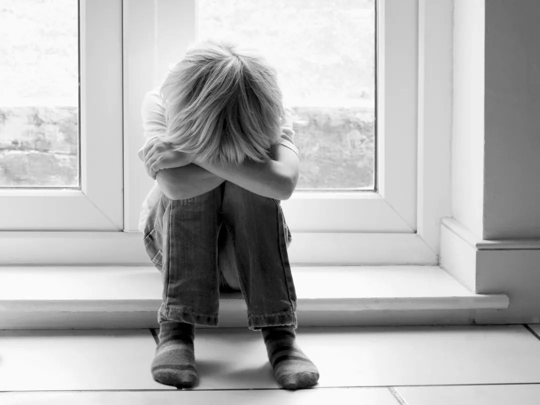圍觀9歲男孩被殺、一定要教會(huì)孩子這3種求助方式
