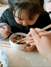 你的記憶中，孩子哪一個(gè)瞬間讓你非常感動(dòng)？