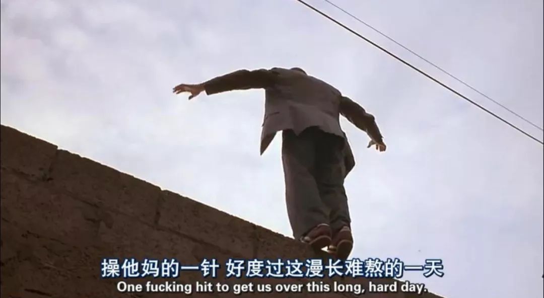 抑郁的人裝正常，正常的人裝抑郁