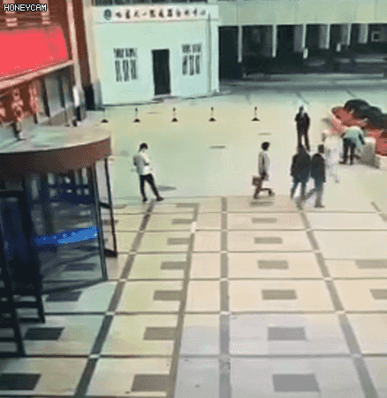男子跳樓砸死2名女生，家屬披露一個細節(jié)令人痛心
