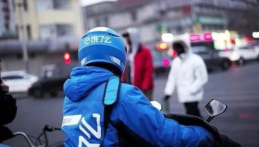 老總失業(yè)送外賣，中年人的焦慮真的是道無(wú)解題
