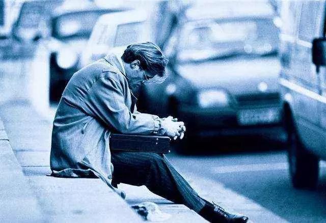 老總失業(yè)送外賣，中年人的焦慮真的是道無(wú)解題