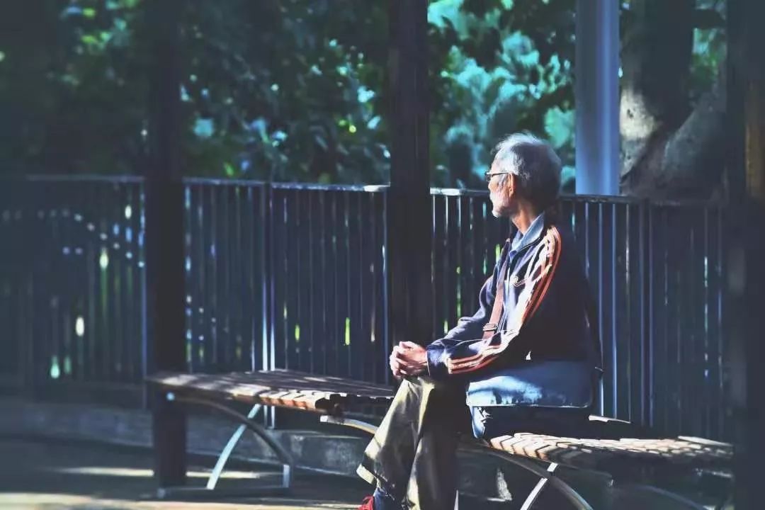老總失業(yè)送外賣，中年人的焦慮真的是道無(wú)解題