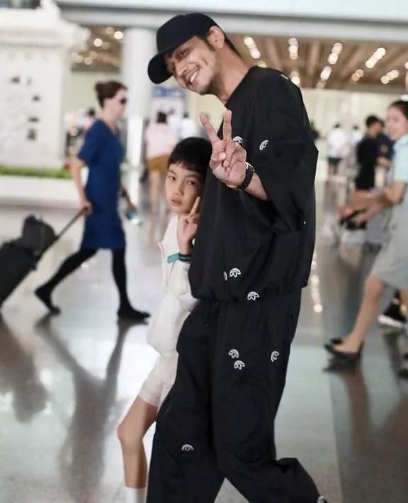 老爸只會兇兇地愛我，你的童年是否也有個兇爸