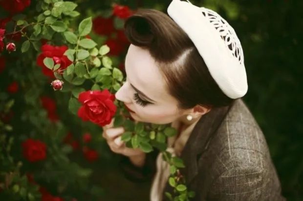 女人就應(yīng)該色一點(diǎn)