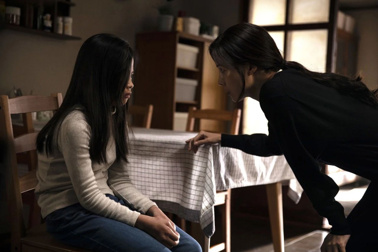 家暴致死《小委托人》散開頭發(fā)是良母，扎起頭發(fā)是惡魔