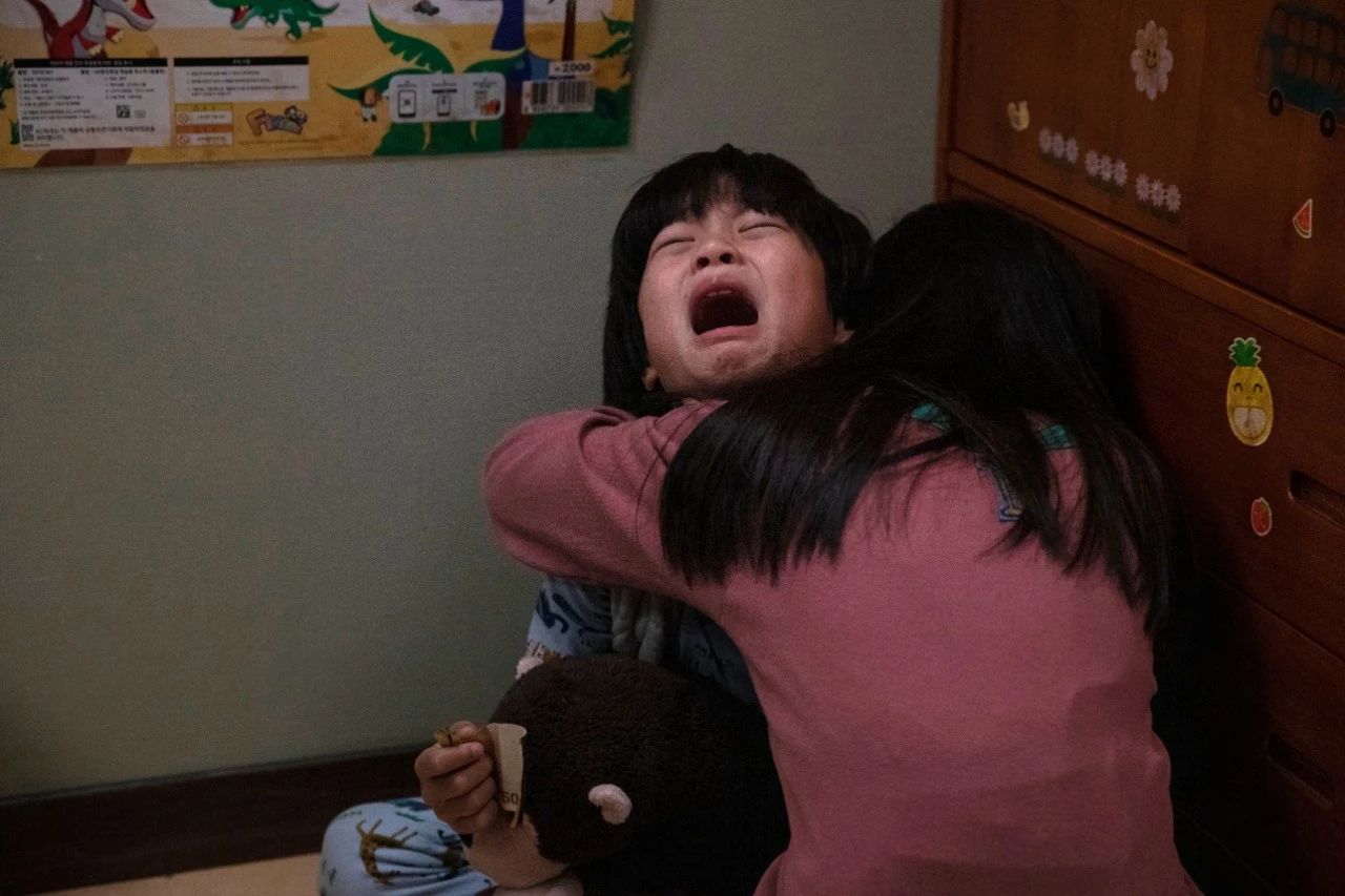 家暴致死《小委托人》散開頭發(fā)是良母，扎起頭發(fā)是惡魔