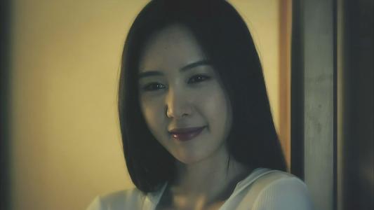 堅(jiān)強(qiáng)的女人從不屈服于現(xiàn)實(shí)的苦難
