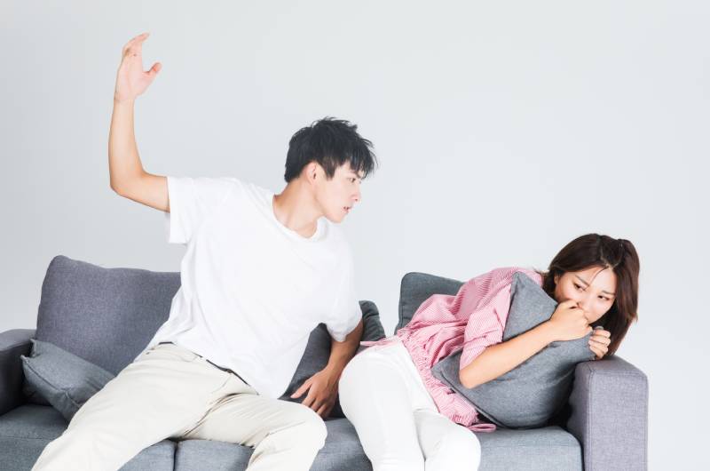 女性在面對家暴時應(yīng)該怎樣保護自己？