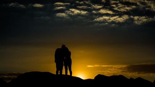 男生喜歡你你能感覺的-男生對(duì)你有意思的舉動(dòng)