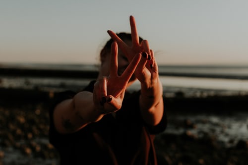 男女日常幽默聊天對(duì)話-適合晚上聊天的開場(chǎng)白