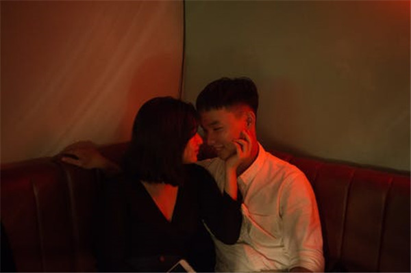 怎么讓女生主動追你-讓女生倒追自己的方法