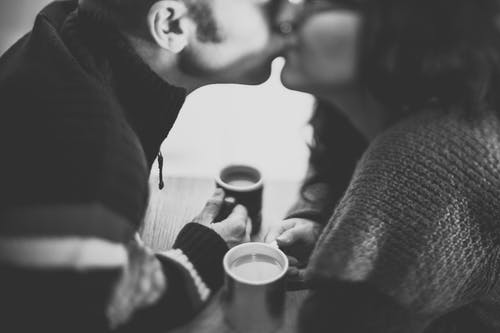 男生看女生哭心理反應(yīng)-男人對(duì)你有心疼的感覺
