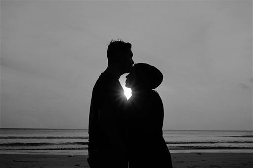 男生會(huì)憋著不聯(lián)系對(duì)方嗎?男生開始有意識(shí)的疏遠(yuǎn)