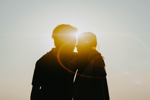 男生見女生緊張說明了什么?男生掩飾緊張的表現(xiàn)
