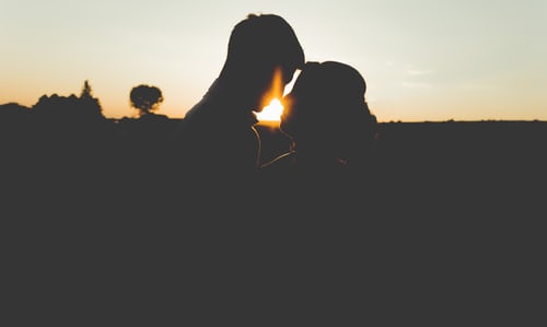 男生見女生緊張說明了什么?男生掩飾緊張的表現(xiàn)