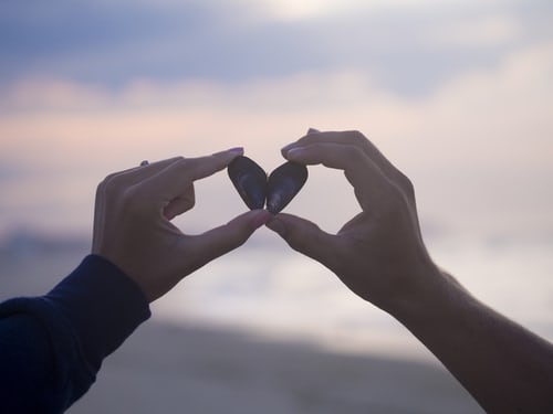 同事暗戀你能感覺(jué)到嗎?男同事暗戀你最準(zhǔn)的表現(xiàn)
