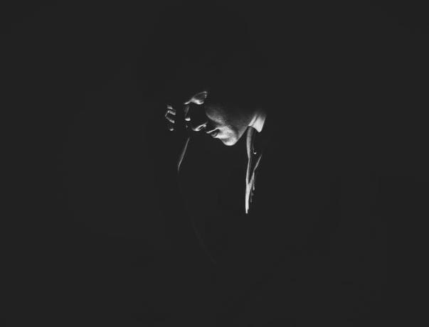 人們?yōu)槭裁丛敢獬两谪?fù)面情緒中