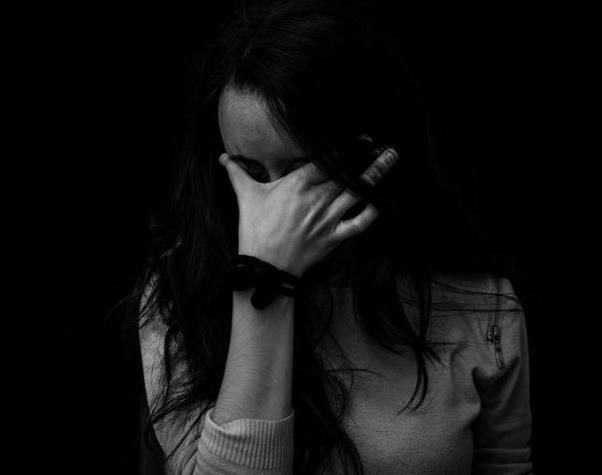 人們?yōu)槭裁丛敢獬两谪?fù)面情緒中