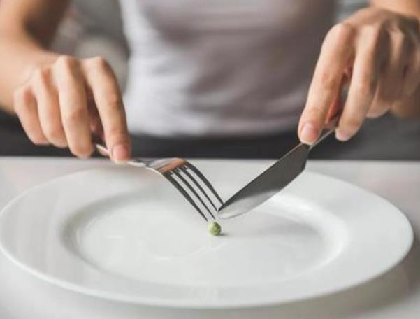 盲目過(guò)度減肥，小心患上厭食癥或精神疾病。