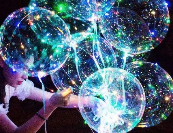 飛上天空的小皮球