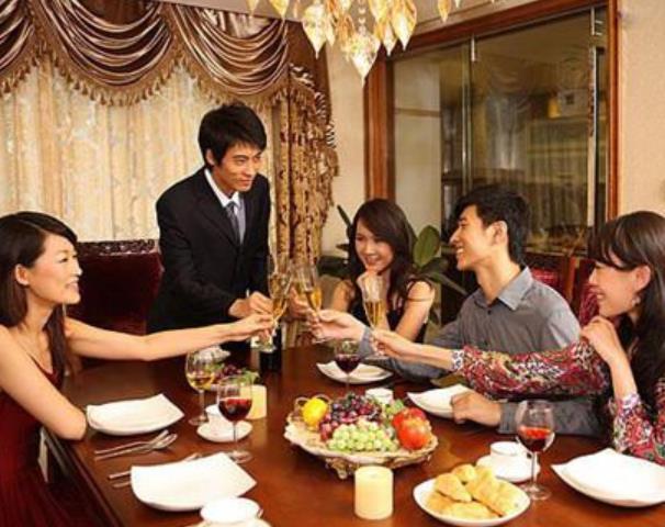 跟領(lǐng)導(dǎo)吃飯敬酒有哪些學(xué)問(wèn)？還不趕快來(lái)學(xué)習(xí)