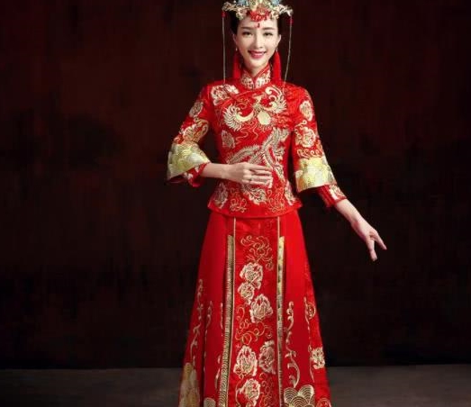 心理學(xué)：憑直覺，你喜歡哪套龍鳳褂？秒測你是奴隸命還是公主命？
