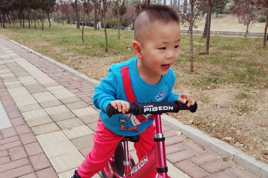靈巧面對(duì)家人的“插話式育兒”