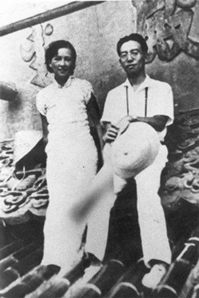 埋葬愛(ài)情的婚姻大多沒(méi)有愛(ài)情，只有荷爾蒙的腥臊氣