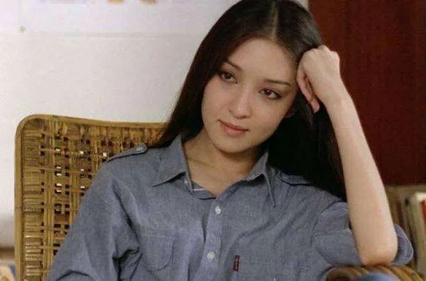 埋葬愛(ài)情的婚姻大多沒(méi)有愛(ài)情，只有荷爾蒙的腥臊氣