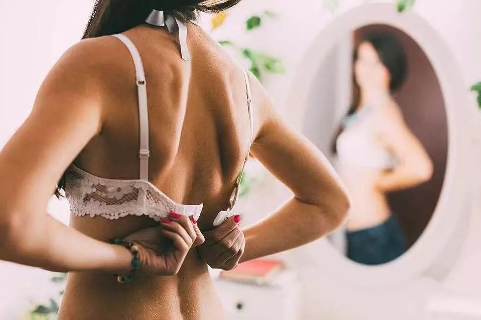 一個(gè)女人不穿bra胸罩的心理原因