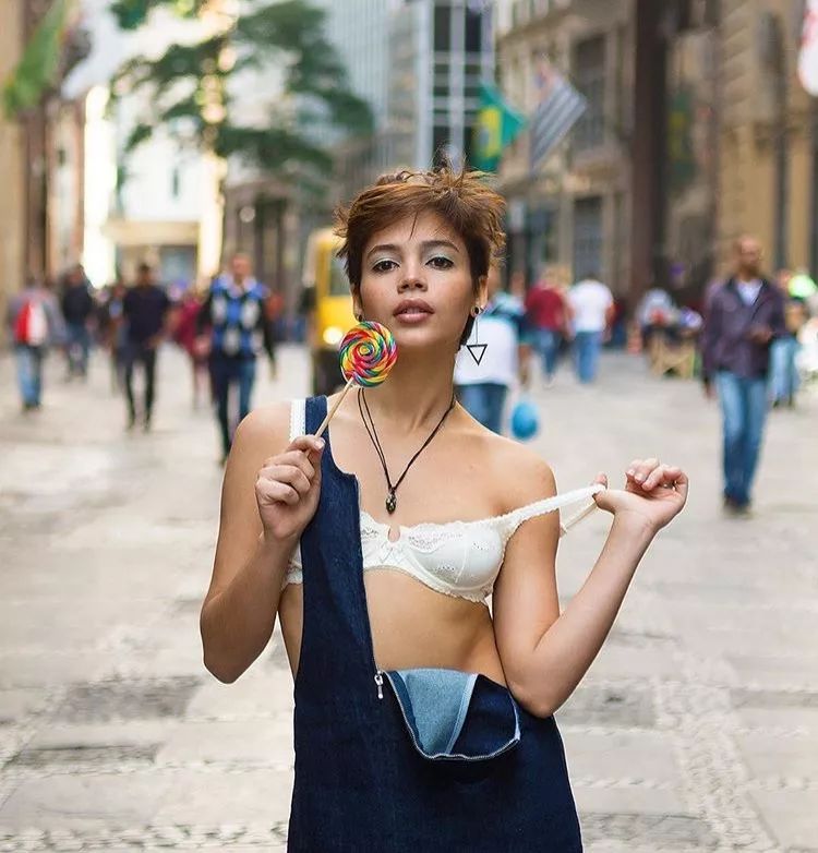 一個(gè)女人不穿bra胸罩的心理原因