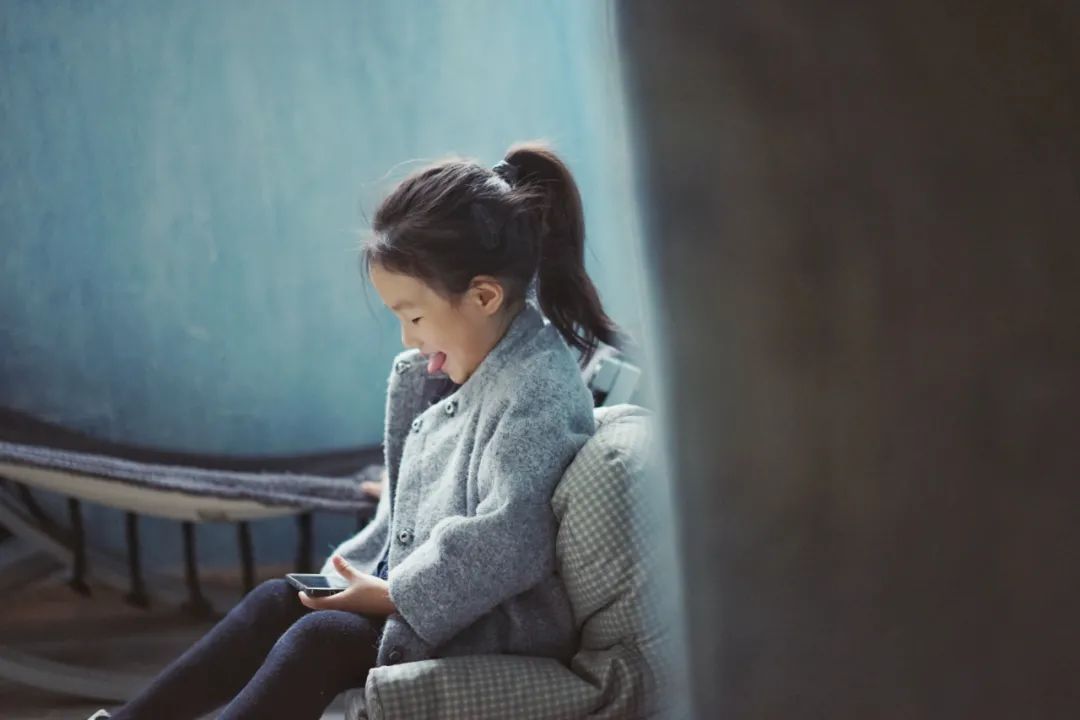 小孩沉迷于手機的背后，是各種關系的缺失