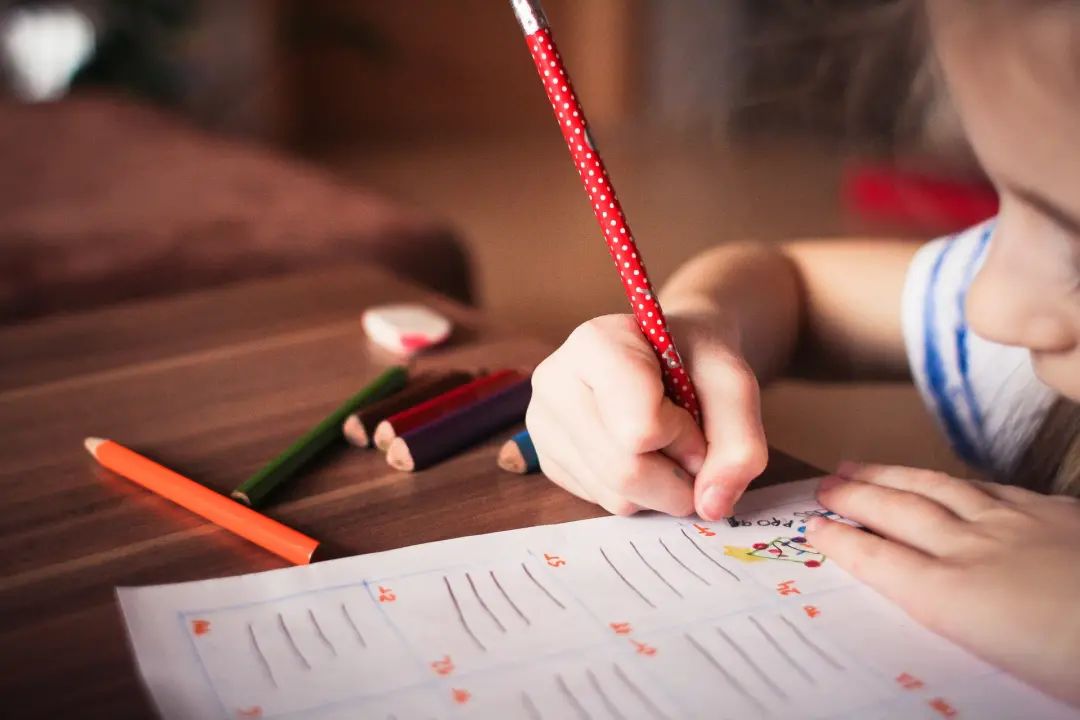 輔導(dǎo)孩子功課時(shí)，如何避免焦慮和控制憤怒