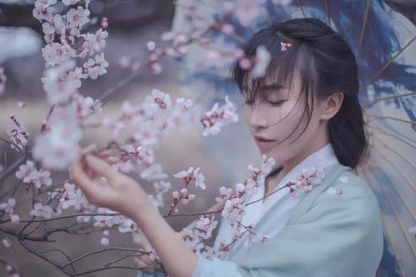 李子柒被虐待，被父母拋棄，她卻想溫暖更多人