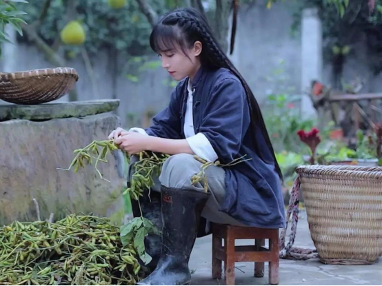 李子柒被虐待，被父母拋棄，她卻想溫暖更多人