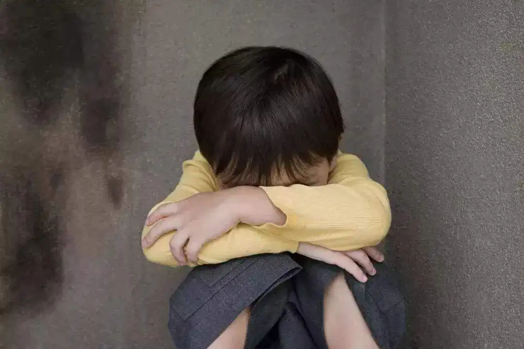 孩子非常害怕自己的爸爸、會讓孩子變成雙面人
