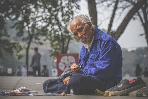 當(dāng)科幻想象照進(jìn)家庭倫理、書籍推薦《贍養(yǎng)上帝》