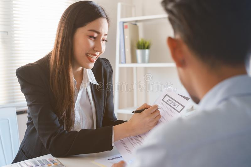 登門檻效應(yīng)其實(shí)就是一種得寸進(jìn)尺的做法